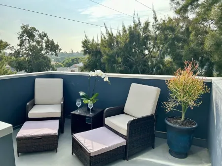 Chic Serenity in the Heart of Santa Monica - Walking Distance to the Beach Отели рядом с достопримечательностью «Museum of Flying»