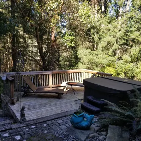 Woodsy Retreat has the trail to the temperate rain forest, and outdoor spa.