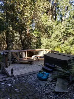 Woodsy Retreat has the trail to the temperate rain forest, and outdoor spa. Hotels near Harry Fain's Legion Park