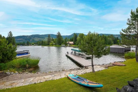 Your Lake Pend Orielle Get Away, beautiful waterfront home with private dock Отели в г. Сагл