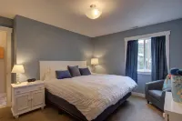 Hiker's Hideaway- Cozy 3B bungalow with hot tub in gorgeous Palmer Lake! 帕爾默湖住宿飯店