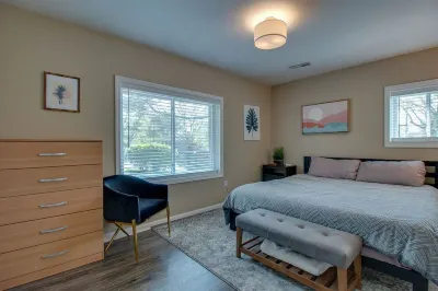 Modern spacious 2-BR apartment // just minutes from downtown!!