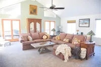 New pickel ball court! basketball and putt putt too! Hotels in Robertson