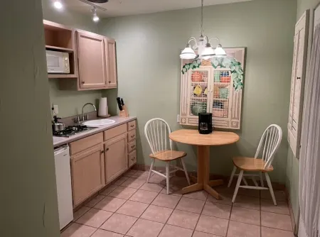 Room 6️⃣ with kitchen and bathroom in Old Palm Springs hotel by the heated pool 🦋 Отели рядом с достопримечательностью «Honeymoon Hideaway»