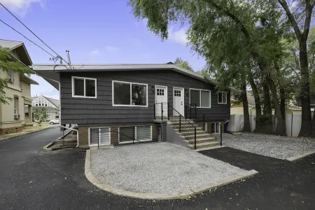 Light-Filled Modern Flat Near 25th Street Fun