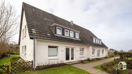 You live quietly and centrally. You can walk to the beach in about 5 minutes.