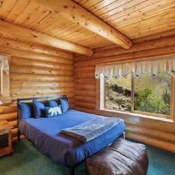 Log Cabin near Historic Cripple Creek, Hot Tub and Spectacular Views!