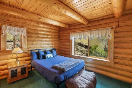 Log Cabin near Historic Cripple Creek, Hot Tub and Spectacular Views!