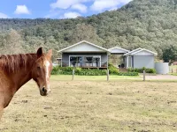modern family farmhouse with valley views Hotels in Paterson