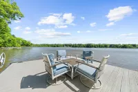 LAKEFRONT HOME DIRECTLY ON LAKE OCONEE WITH BOAT RENTAL