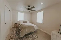 Cozy 2-bedroom house in brilliant Benton City near wineries & cafe's.