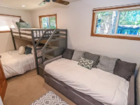 Perfect Waterfront Getaway between the Lakes 馬凱特縣酒店