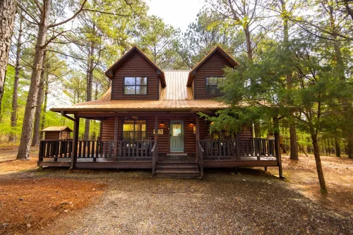 Traditional and Cozy Cabin Minutes from Broken Bow State Park on 1 Acre - Chalets