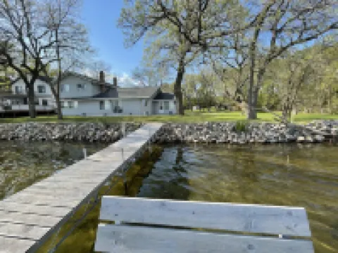 Breathtaking!  4BR/3BA Cabin - 30ft from lakeshore on Alexandria Chain of Lakes Hotels in La Grand Township