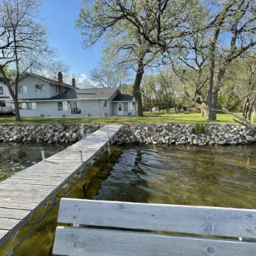 Breathtaking!  4BR/3BA Cabin - 30ft from lakeshore on Alexandria Chain of Lakes