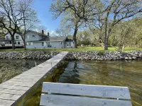 Breathtaking!  4BR/3BA Cabin - 30ft from lakeshore on Alexandria Chain of Lakes