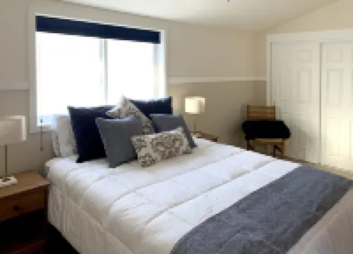 River view & 5 minute walk to downtown!