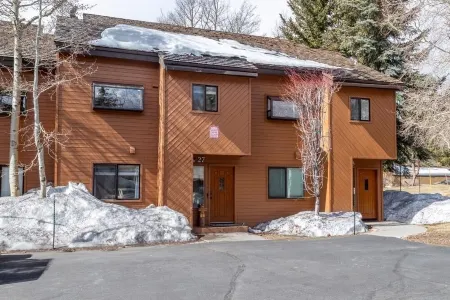 Spacious & Bright - Mountain Views, Balcony Bar, at Red Line Shuttle Stop Отели в г. Маммот-Лейкс