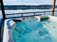 Homeport- Luxury Waterfront Home w/ Hot Tub and Game Room 벨페어 호텔