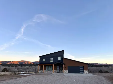 The Grove - Secluded Tree Grove Stay, Red Mountain Views, Hot Tub, Zion & Bryce