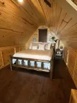 Treehouse/cabin with an amazing view of Mount Magazine