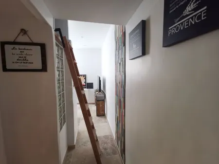 Studio in the ramparts of the village of Le Castellet, 10 minutes from the beach Отели рядом с достопримечательностью «Поль Рикар»