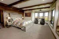 Elegant Grand Cabin w/ Hot Tub