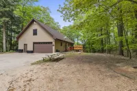 The Redwood Soiree, Hot tub, fast Wi-Fi, gym, arcade room and more