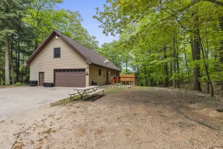 The Redwood Soiree, Hot tub, fast Wi-Fi, gym, arcade room and more