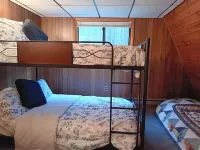 Bear Bottom Cabin. Your own getaway adventure!Sleeps 16 - 4 bedrooms Hotels in McHenry Township