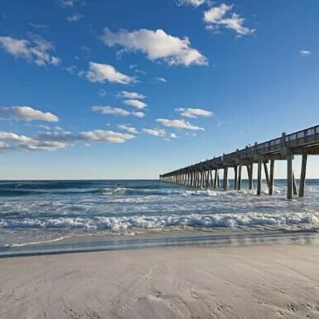 2 bedrooms - King bed - close to beaches - beautiful deck with outdoor seating.