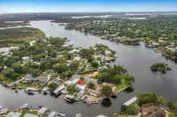 River's Edge Retreat-3/3.5, sleeps 9, waterfront with dock! Newly Remodeled!