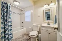 Downtown Bungalow 1/2 Block Off Main St
