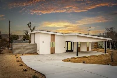 Modern Joshua Tree Village Home Hotels near Murtle the Turtle Sculpture