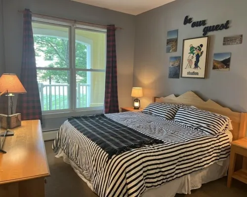 5 minute walk to lifts and Stratton Village! Cozy fireplace with a private patio Hoteles en Stratton