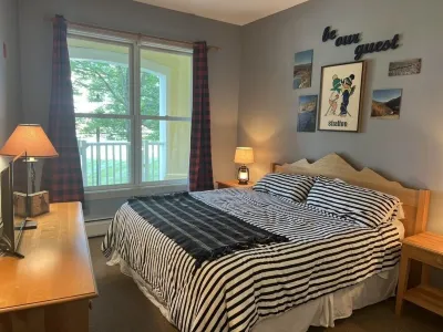 5 minute walk to lifts and Stratton Village! Cozy fireplace with a private patio 빌리저 스키 리프트 주변 호텔