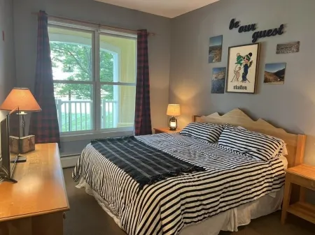 5 minute walk to lifts and Stratton Village! Cozy fireplace with a private patio Отели рядом с достопримечательностью «Stratton Mountain»