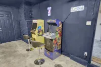 9 mins from Disneyland Arcade Jacuzzi EV Charge