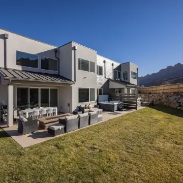 Beautiful New 4 Bedroom Home with views Minutes from Arches