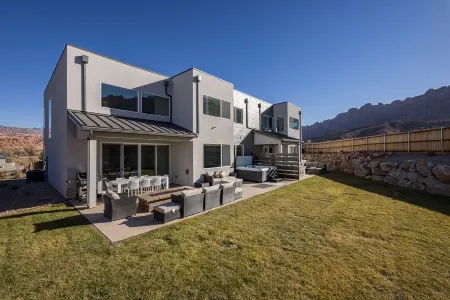 Beautiful New 4 Bedroom Home with views Minutes from Arches