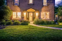 Golden Dome Getaway: Hot Tub, Cinema, Fire Pit!