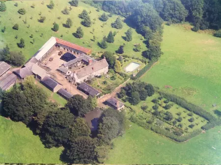 Between Exmoor and Dartmoor Luxurious Cottage on 15th Century Farm with Pool Отели рядом с достопримечательностью «Devon Railway Centre»