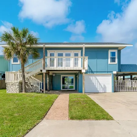 Serene Waterfront 5Br Sleeps 15 w/Heated Pool, Fire Pit, Boat & Jet Ski Lift
