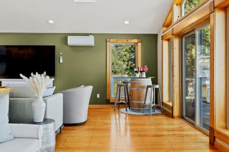 Great Views! Sleeps 10, Beachfront Hood Canal, Olympic NP, Kayaks, Game Room