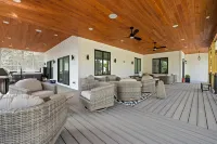 Luxury Lake Geneva House, Heated Pool, 2 Hot Tubs, Sauna, Fire Pit, Photo Zone