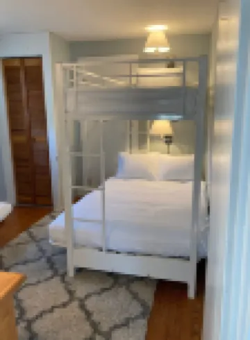 Attached Apartment Near It All. Organic Farmstead. Stunning Views. Pet-friendly.