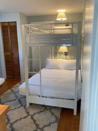 Attached Apartment Near It All. Organic Farmstead. Stunning Views. Pet-friendly.