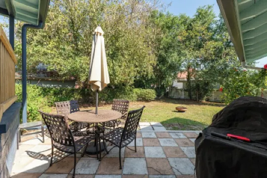 Spacious 1 block to Downtown Mt. Dora "The Brick Haven" with Garage Gameroom!!