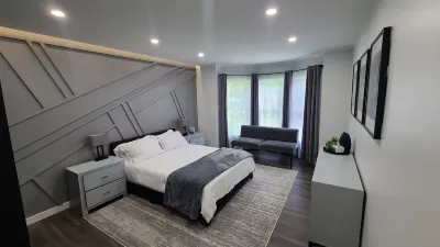 Contemporary 3 bedroom apartment on the first floor overlooking the Salmon River Hotels in 