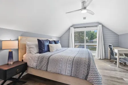 !Newly Upgraded! Hot Tub-Game Room-Dock-Fire Pits